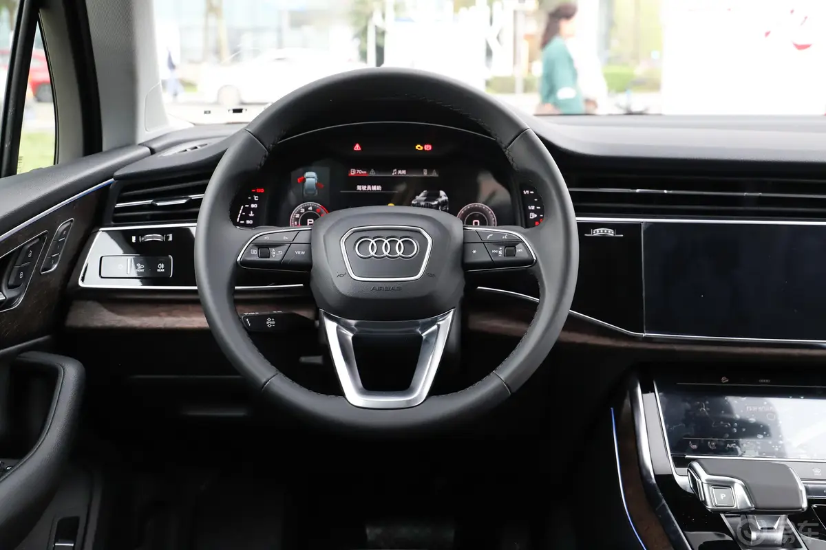 奥迪Q755 TFSI quattro S line运动型方向盘