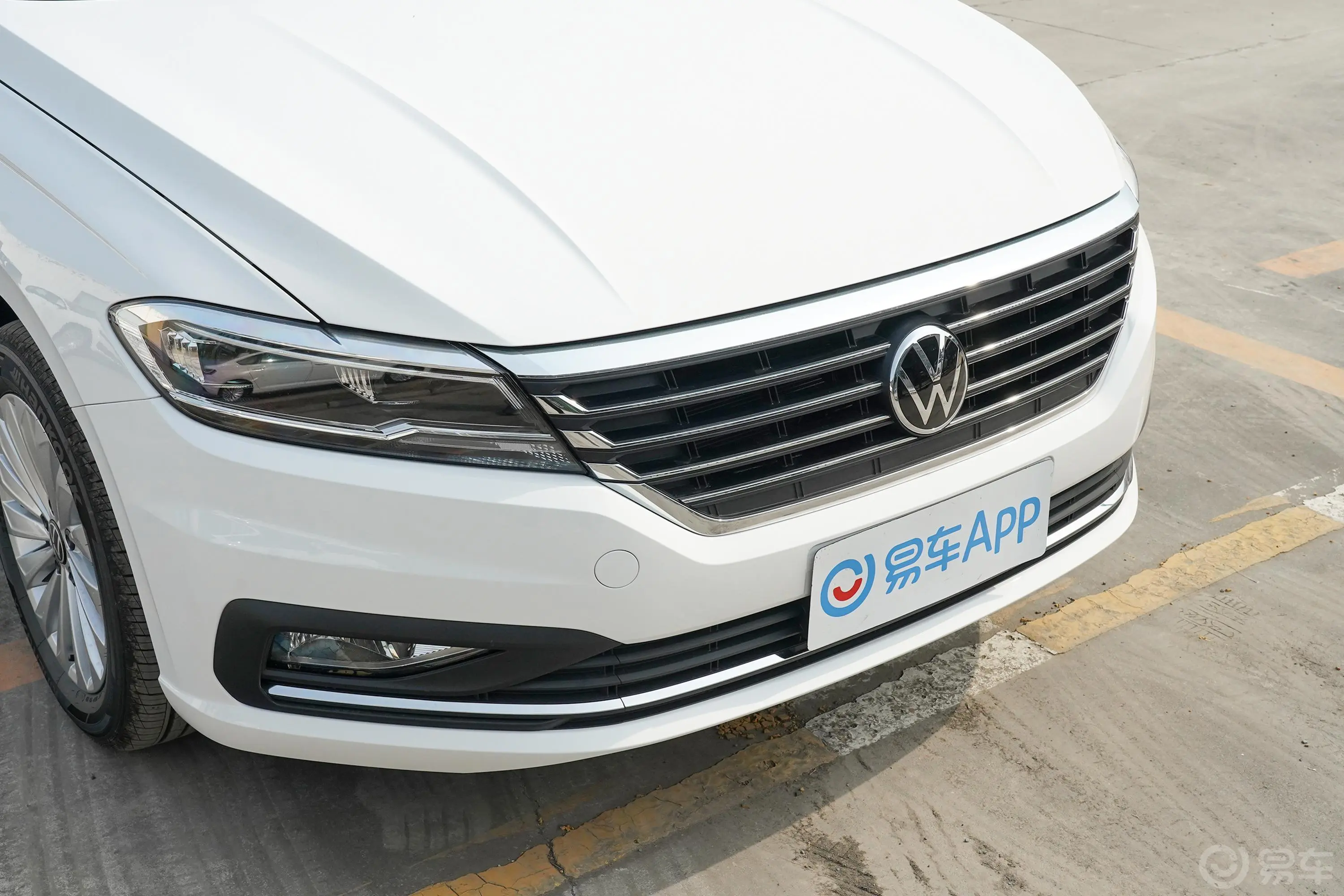 朗逸280TSI 双离合舒适版前格栅侧俯拍