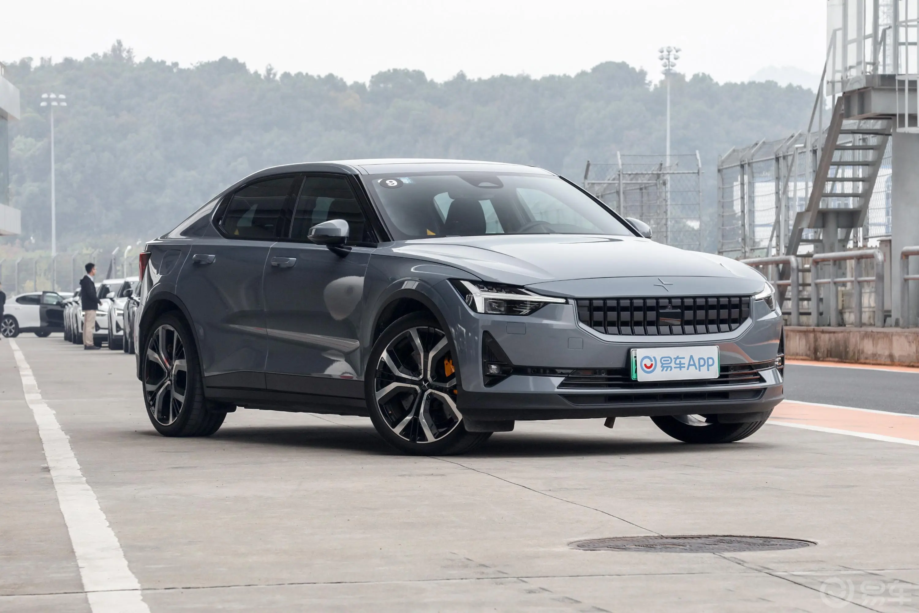 Polestar 2512km 双电机长续航版侧前45度车头向右水平