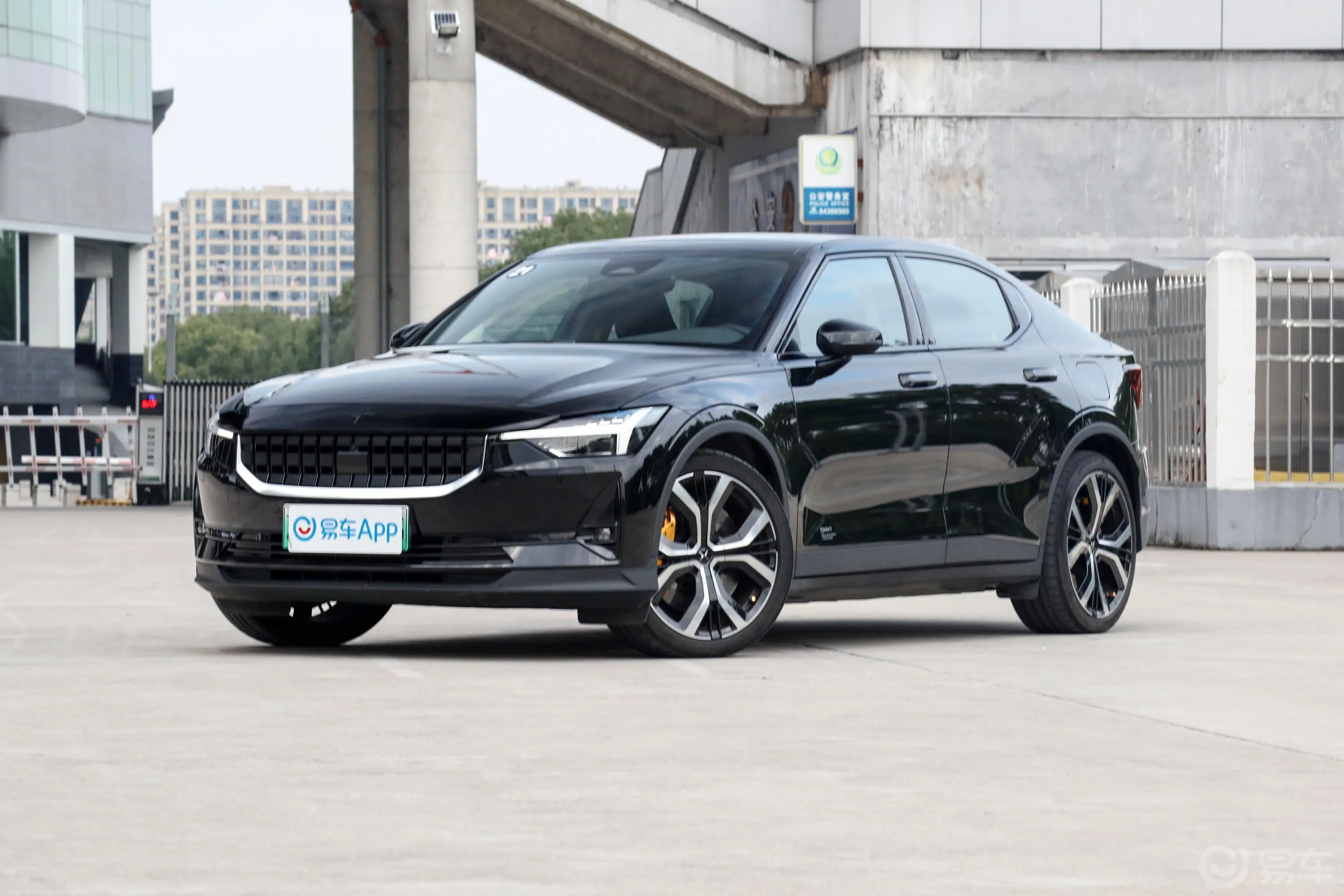 Polestar 2512km 双电机长续航版侧前45度车头向左水平