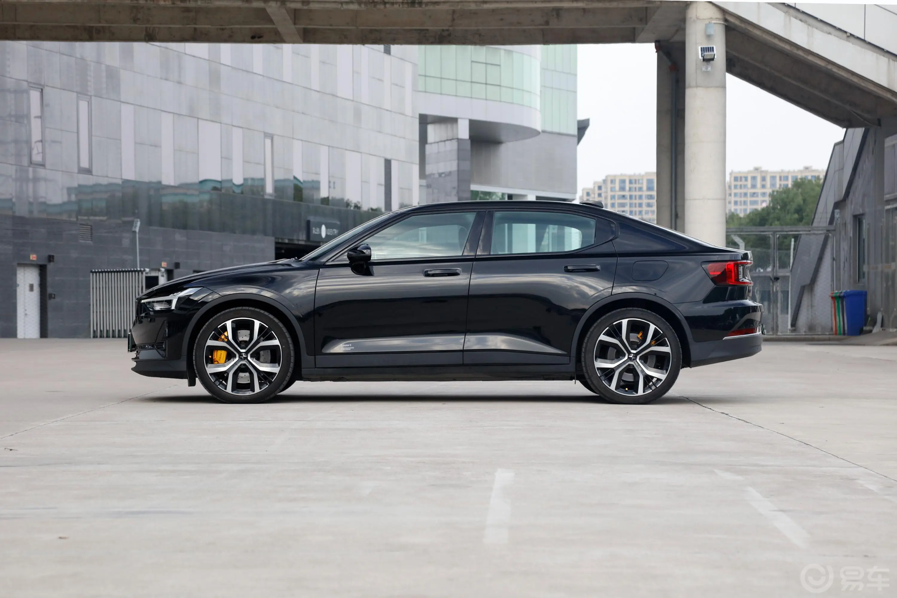 Polestar 2512km 双电机长续航版正侧车头向左水平