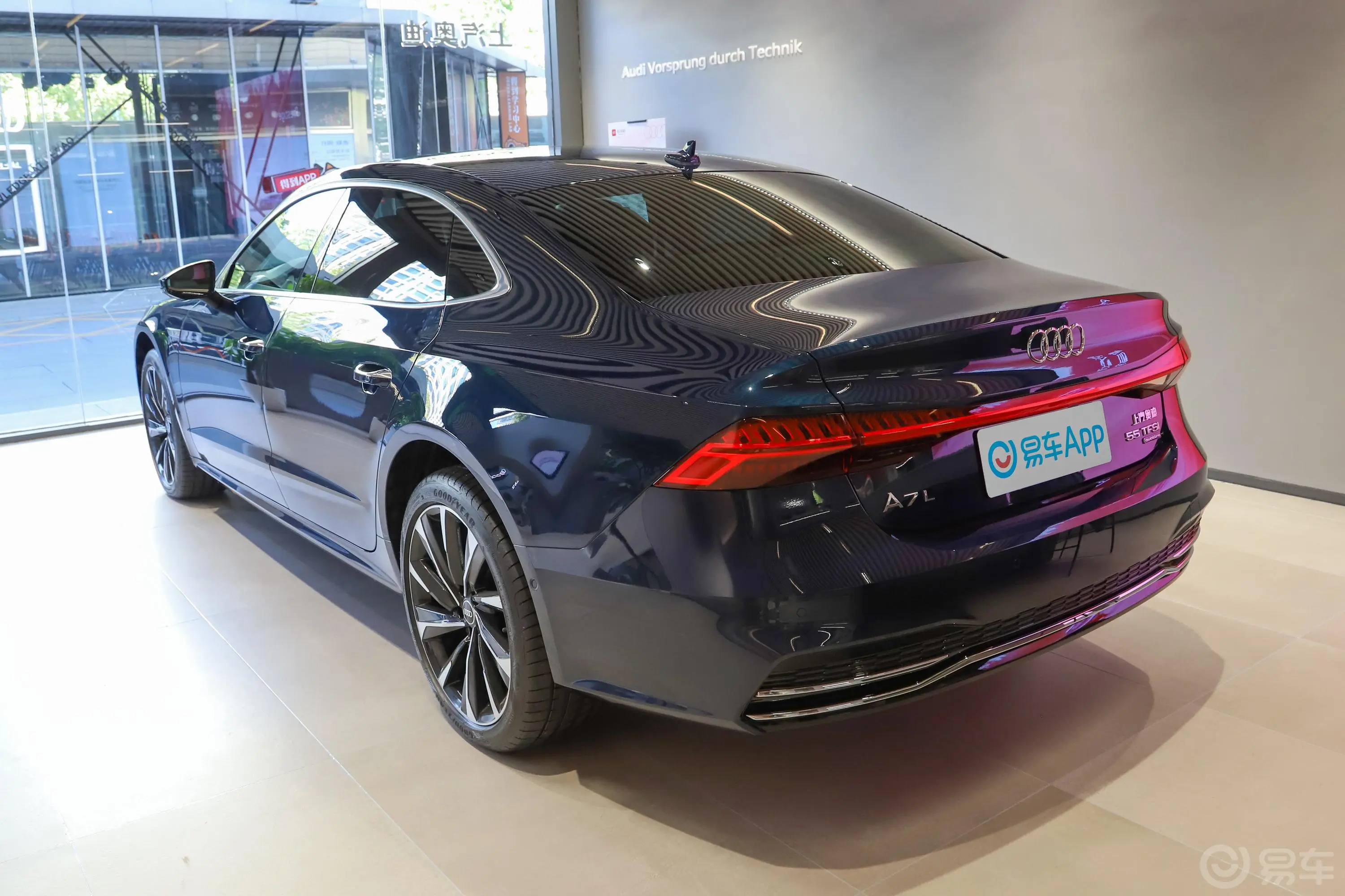 奥迪A7L55 TFSI quattro S-line 境远型 流晶套装侧后45度车头向左水平