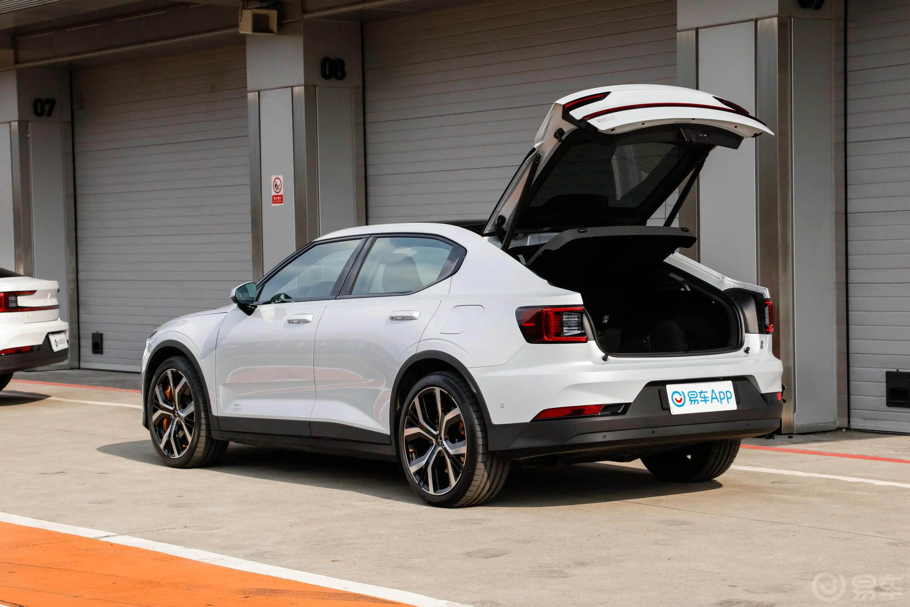 Polestar 2512km 双电机长续航版后备厢开启45度侧拍