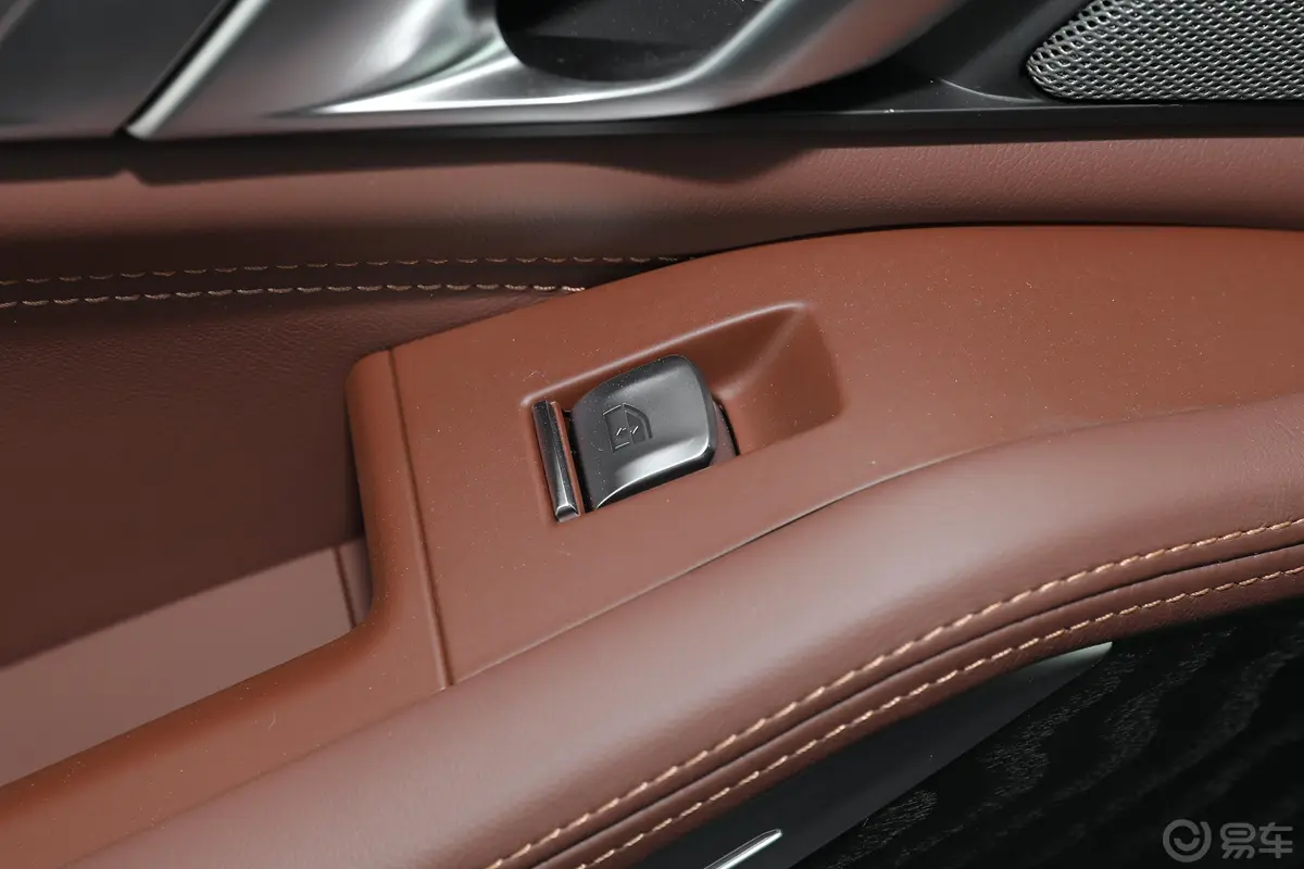 宝马X7改款 xDrive40i 尊享型 豪华套装后车窗调节