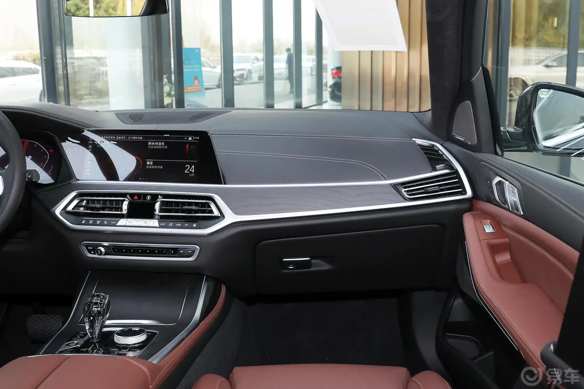 宝马X7改款 xDrive40i 尊享型 豪华套装副驾驶位区域