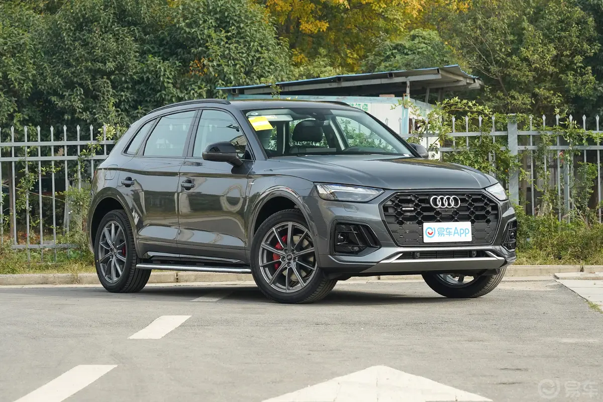 奥迪Q5L45 TFSI 臻选动感型胎压信息铭牌