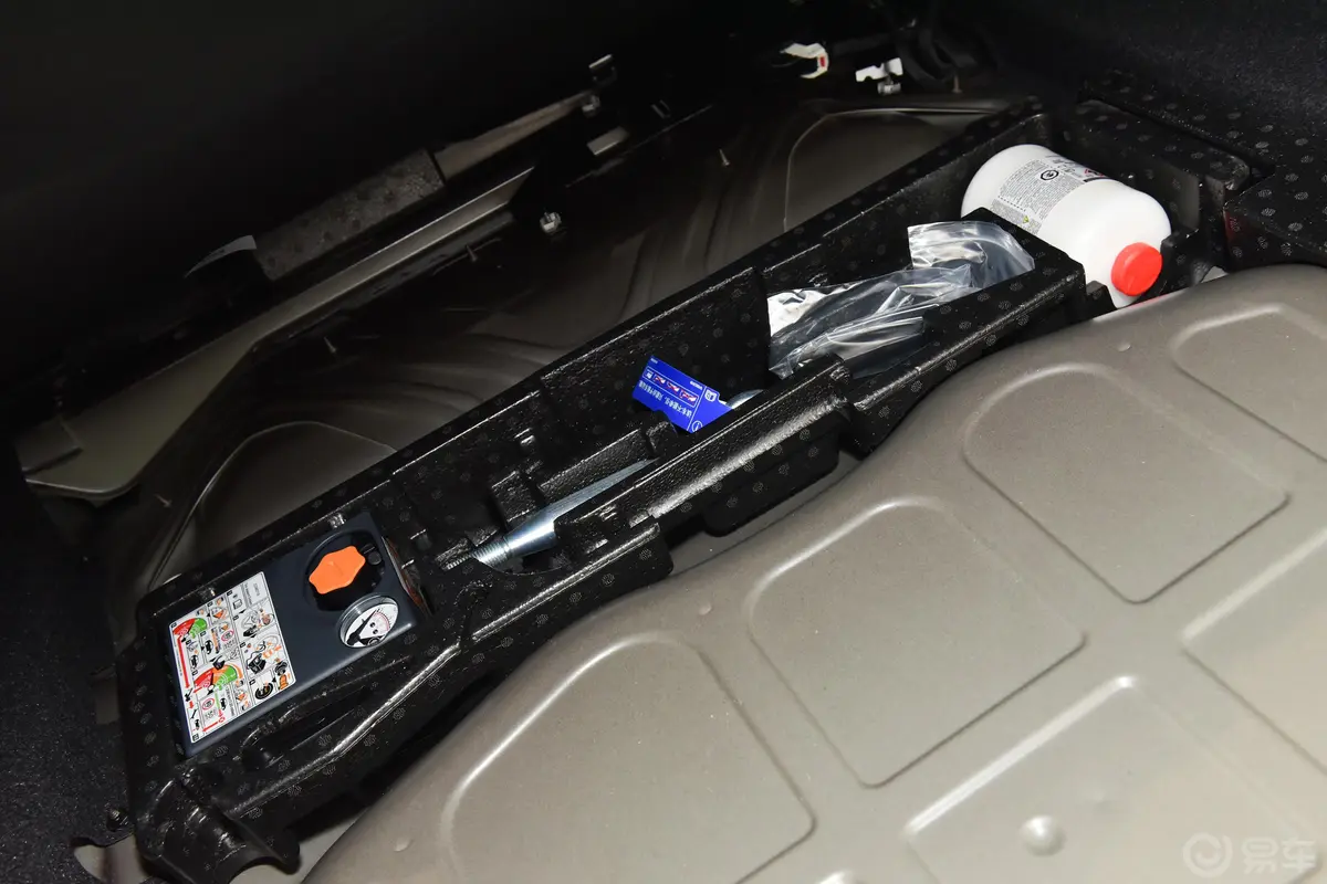 沃尔沃S90新能源T8 智雅豪华版随车工具