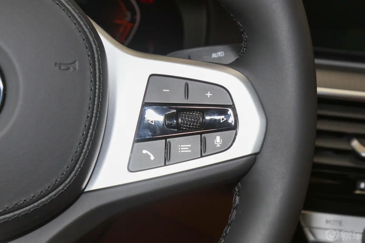 宝马5系(进口)改款 525i M运动套装右侧方向盘功能按键