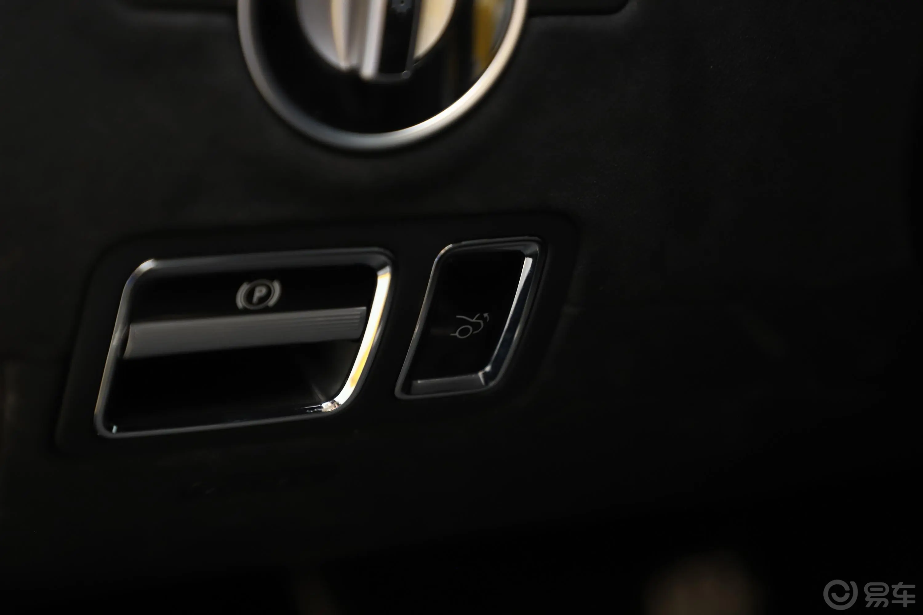 奔驰GT AMGAMG GT R PRO电动尾门按键（手动扶手）