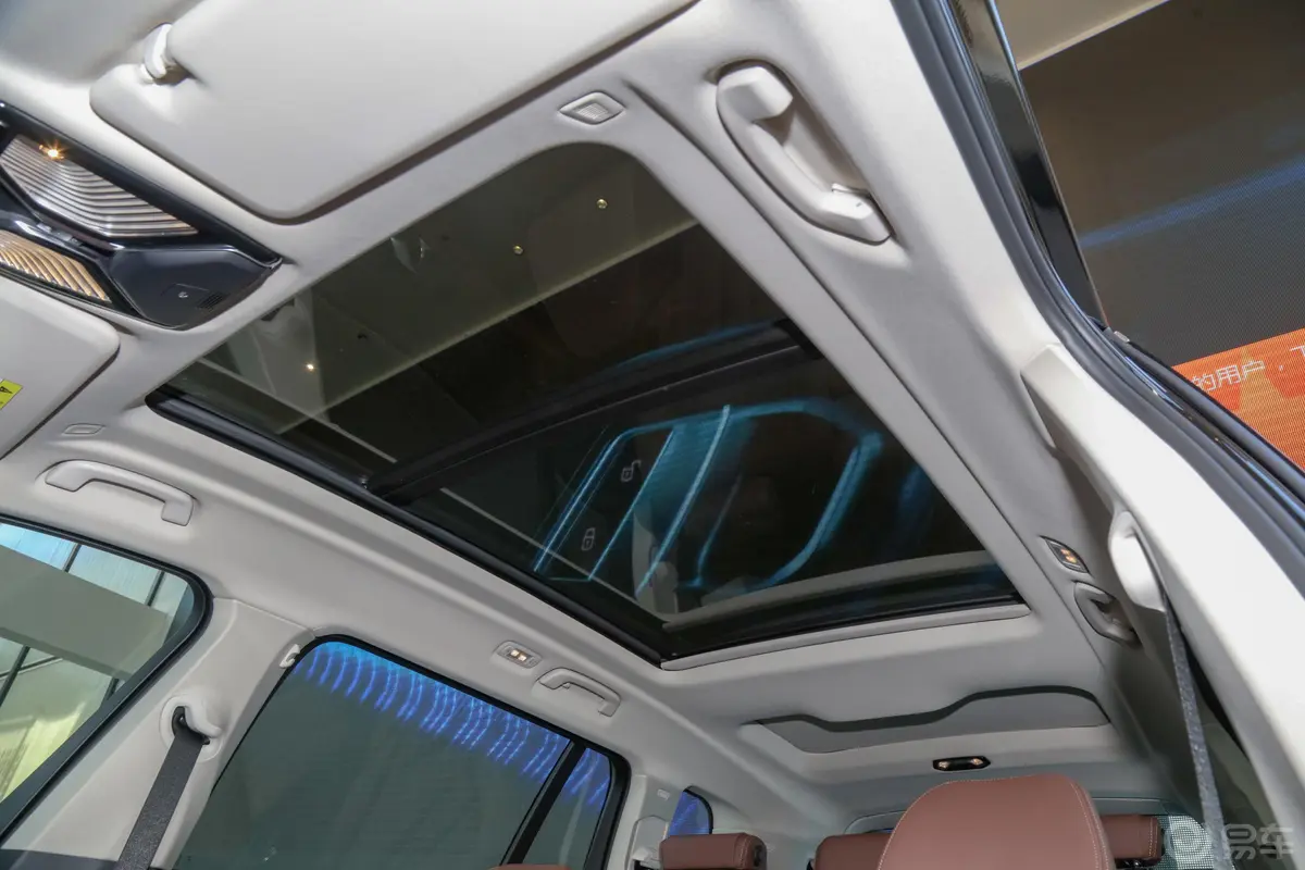 宝马X7改款 xDrive40i 领先型 豪华套装天窗内拍关闭
