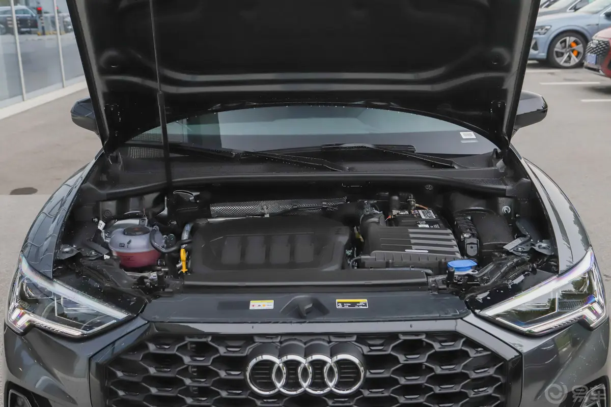 奥迪Q3 Sportback40 TFSI 时尚型发动机舱整体