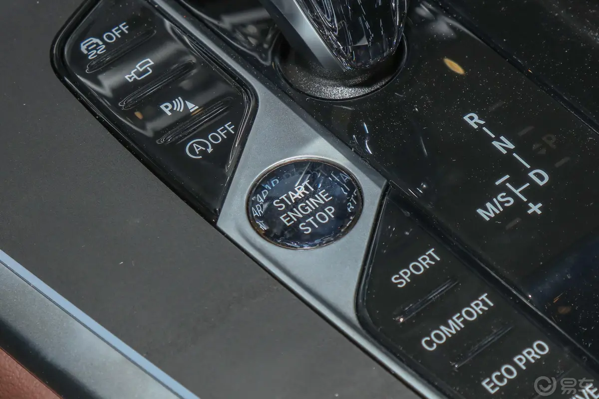 宝马X7改款 xDrive40i 领先型 豪华套装钥匙孔或一键启动按键