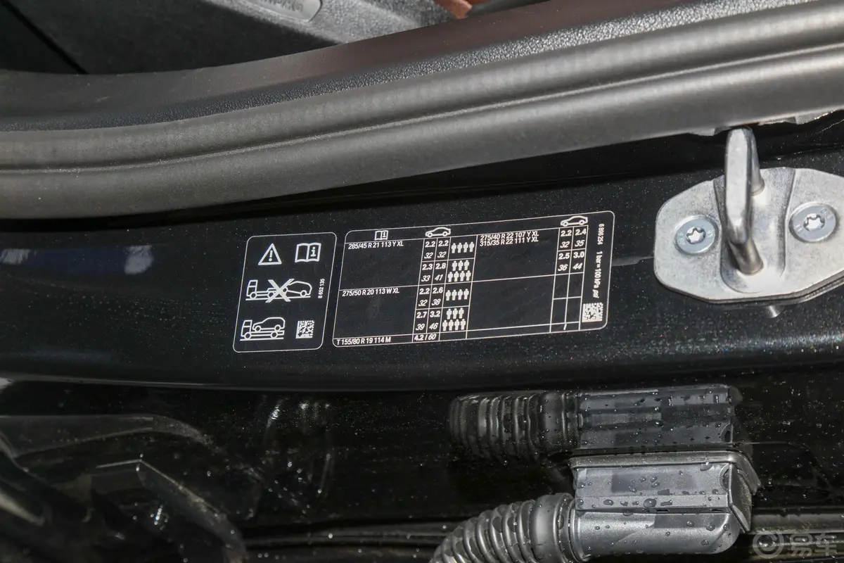 宝马X7改款 xDrive40i 领先型 豪华套装胎压信息铭牌