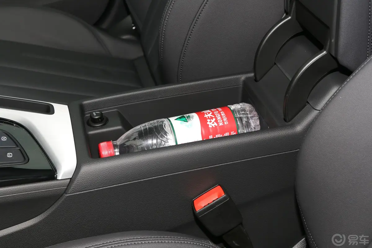 奥迪A5Sportback 40 TFSI quattro 豪华动感型前排扶手箱储物格