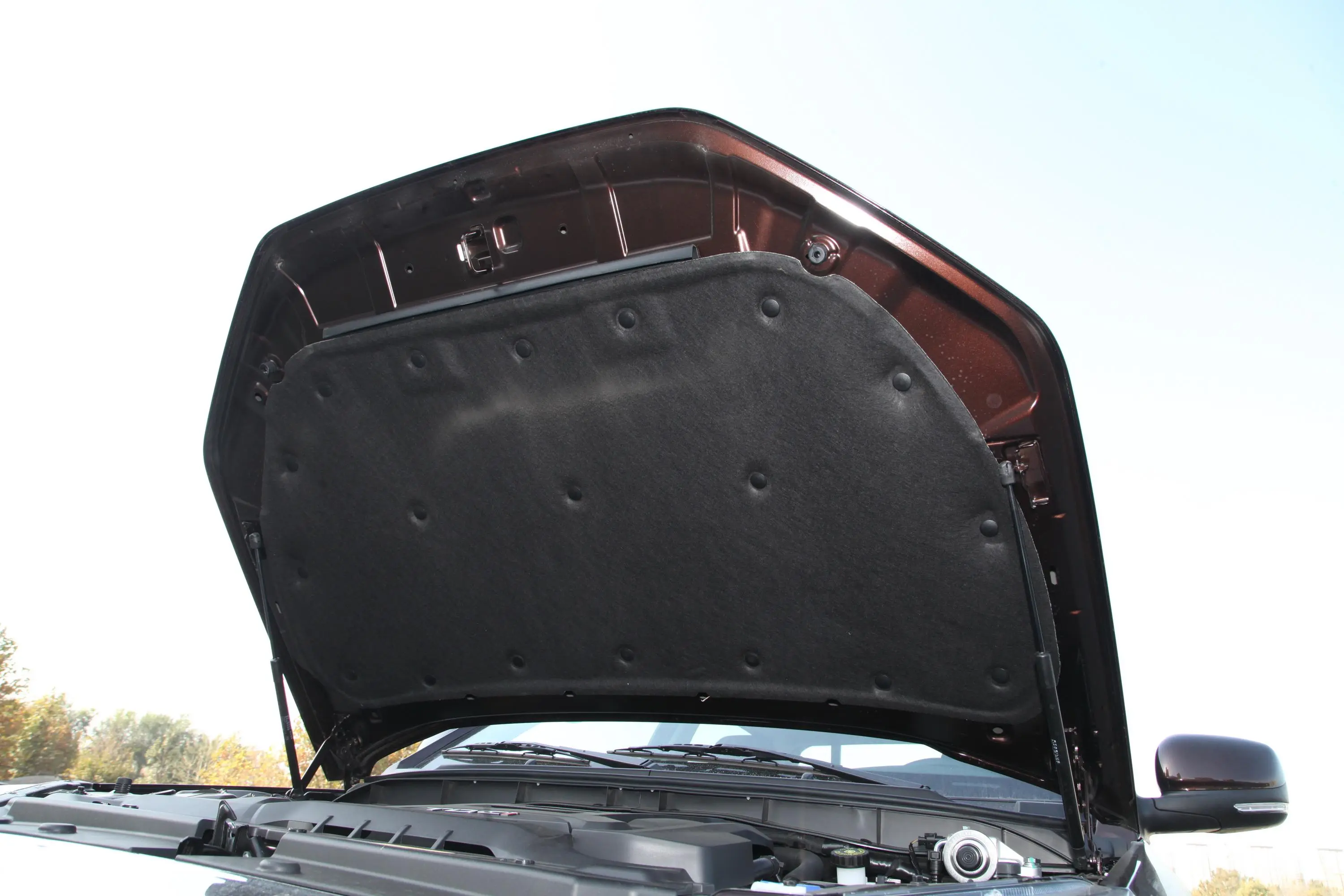 域虎72.0T 手自一体 两驱 标轴 舒享版 柴油发动机舱盖内侧