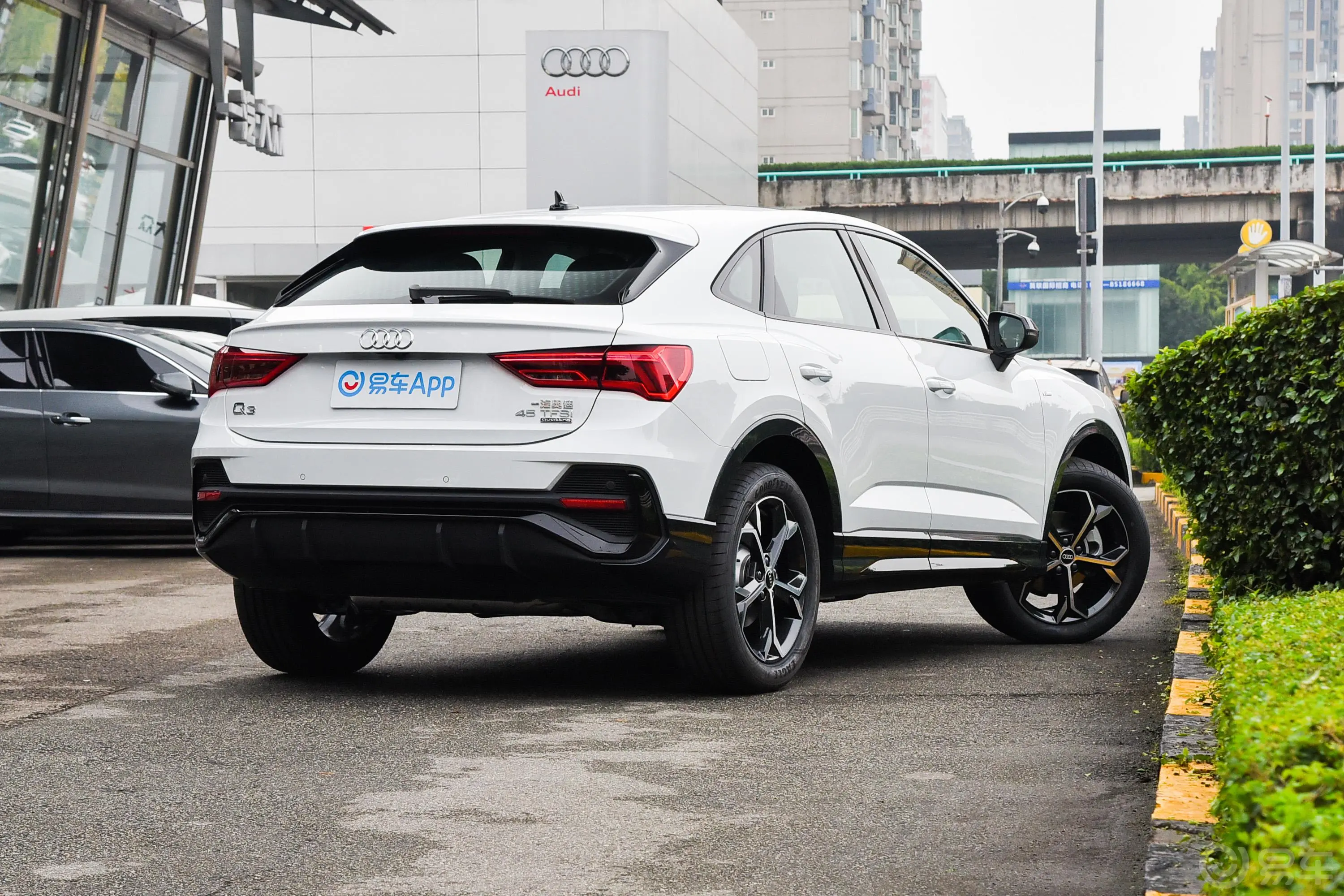 奥迪Q3 Sportback45 TFSI quattro 时尚型侧后45度车头向右水平