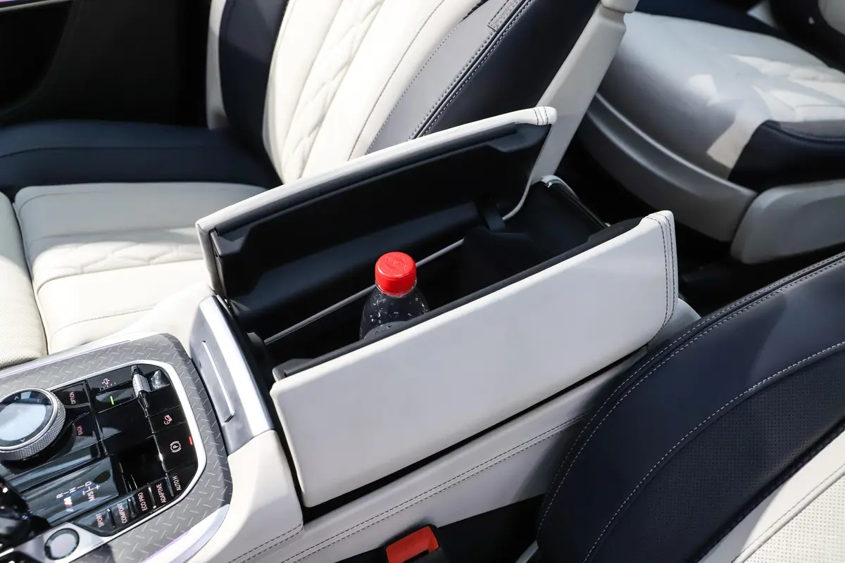 宝马X7改款 xDrive M50i前排扶手箱储物格