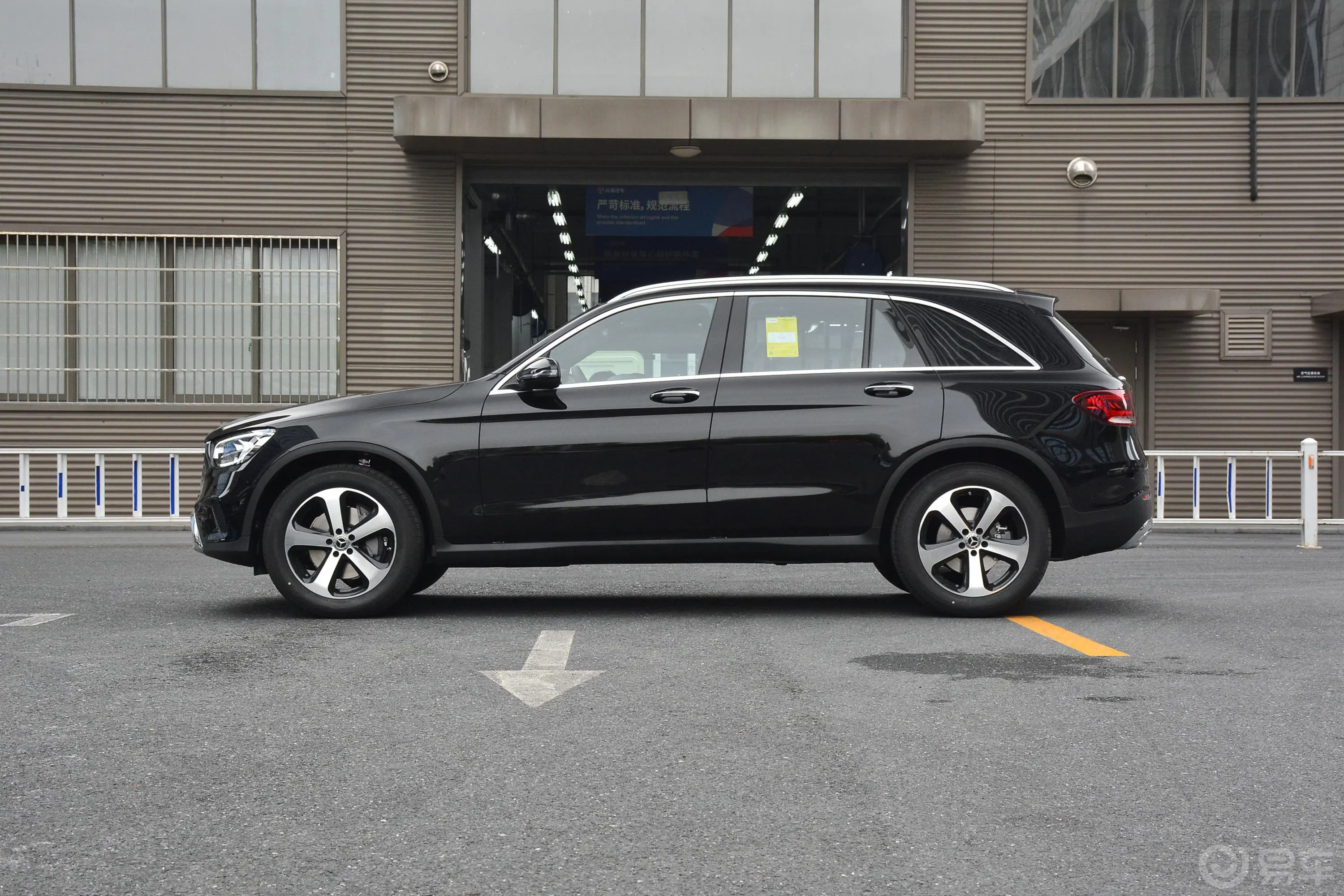 奔驰GLCGLC 260 L 4MATIC 动感型正侧车头向左水平