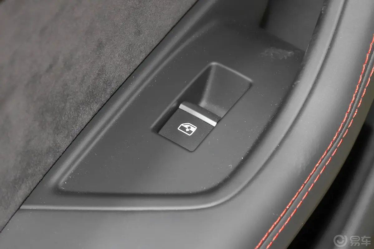 奥迪RS 42.9T Avant 暗金版后车窗调节