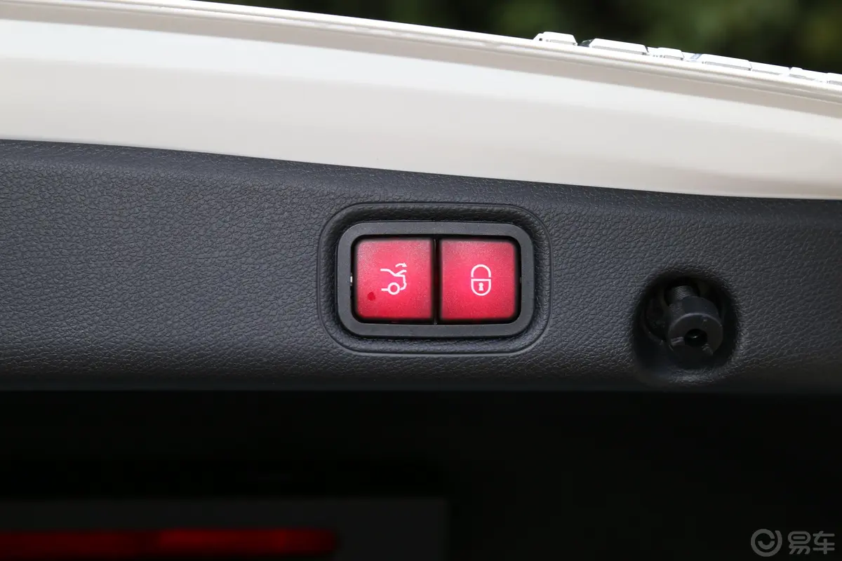 奔驰E级E 300 L 运动豪华型电动尾门按键（手动扶手）