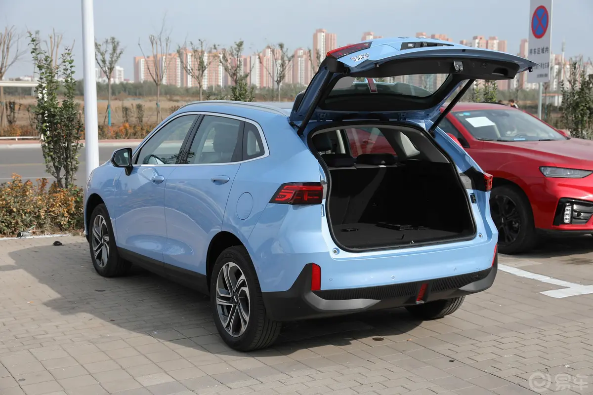 玛奇朵PHEV1.5L 110km 大师版后备厢开启45度侧拍