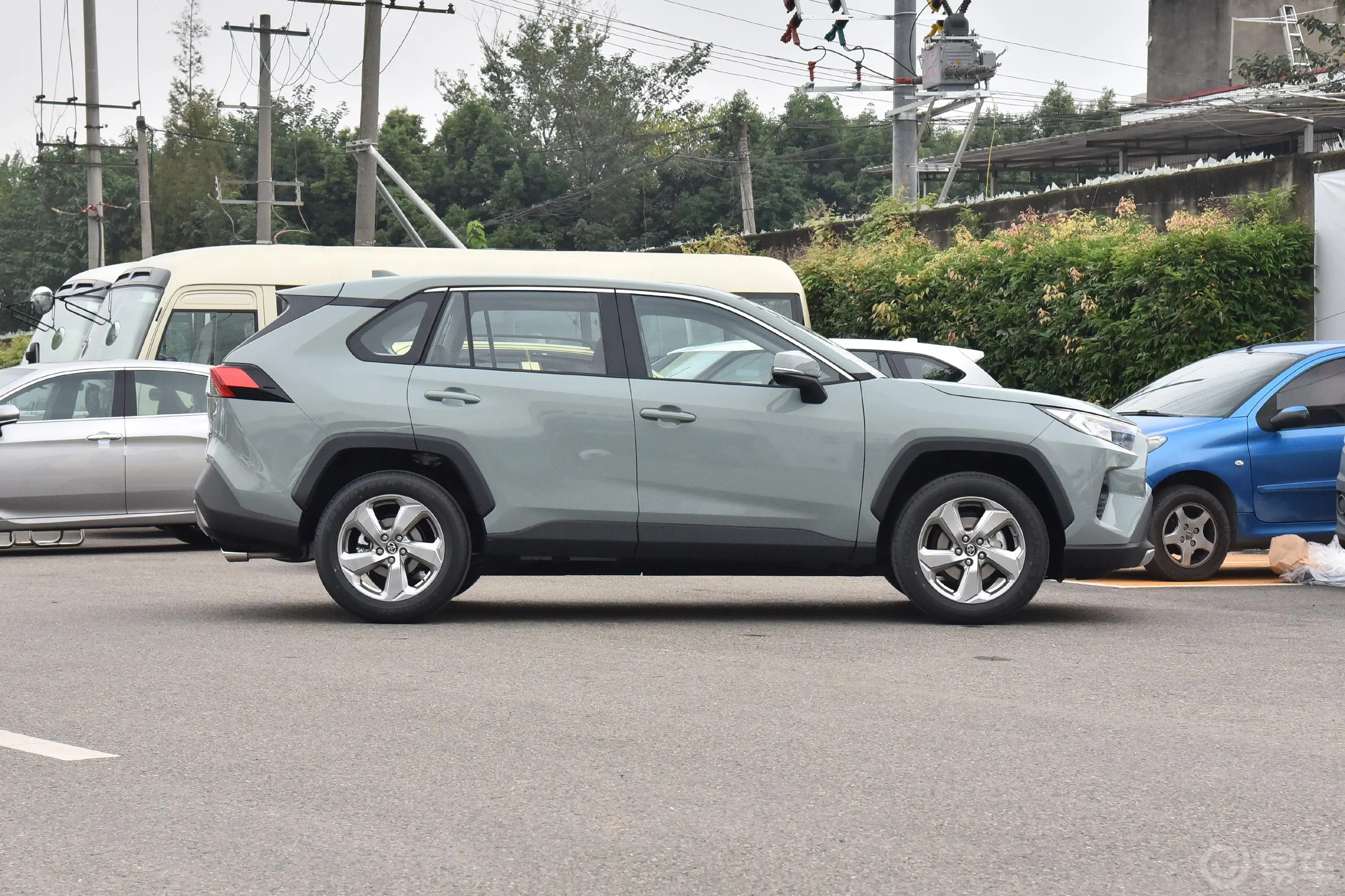 RAV4荣放2.0L CVT 两驱 风尚版外观