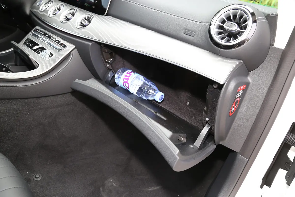 奔驰CLS级改款 CLS 300 动感型手套箱空间水瓶横置