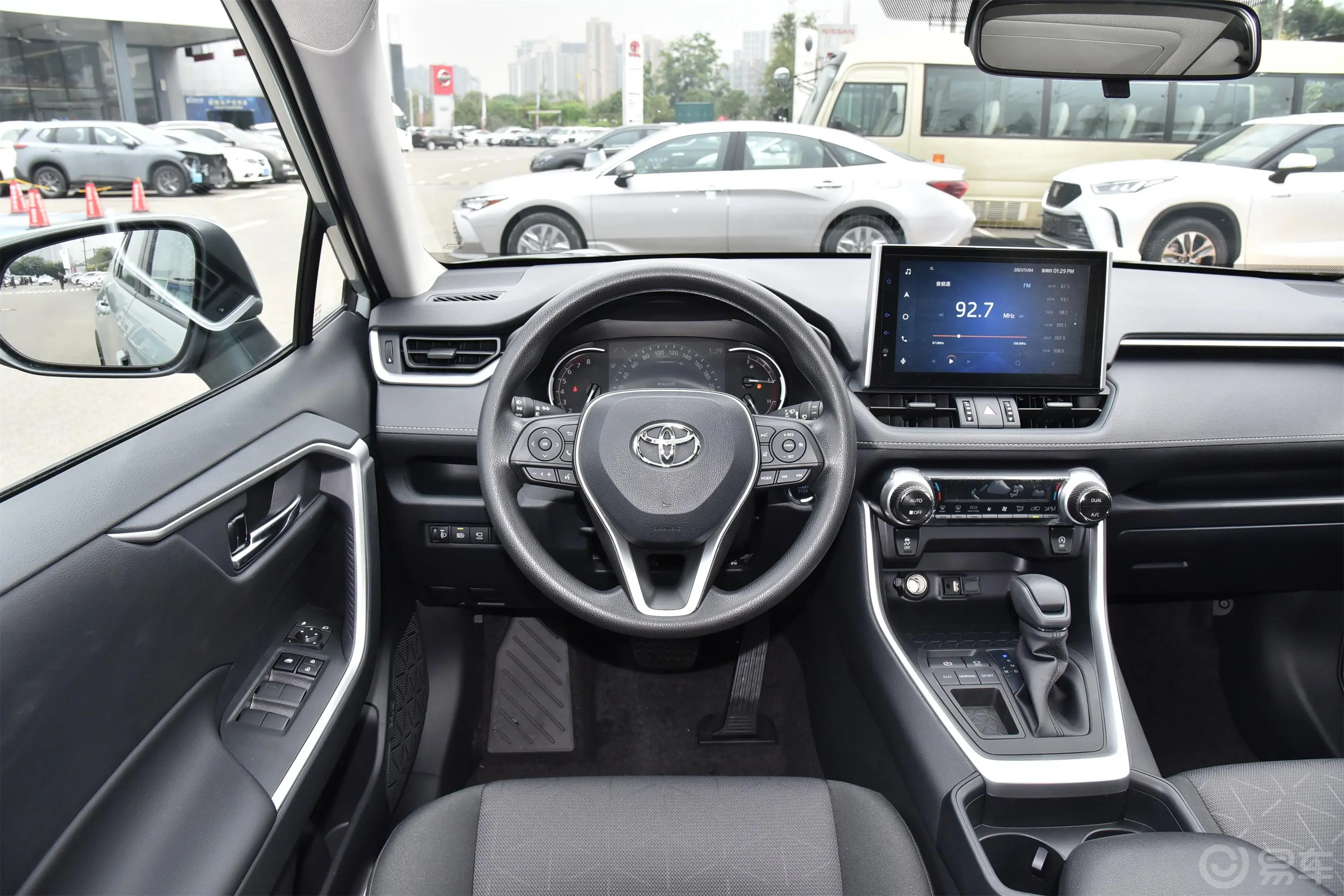 RAV4荣放2.0L CVT 两驱 风尚版内饰