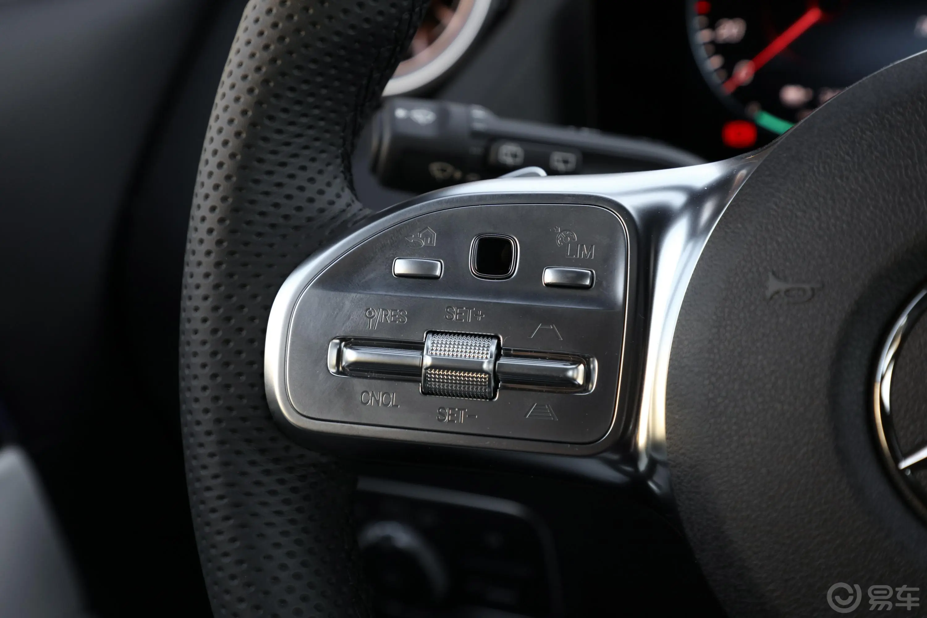 奔驰EQAEQA 300 4MATIC 首发特别版左侧方向盘功能按键