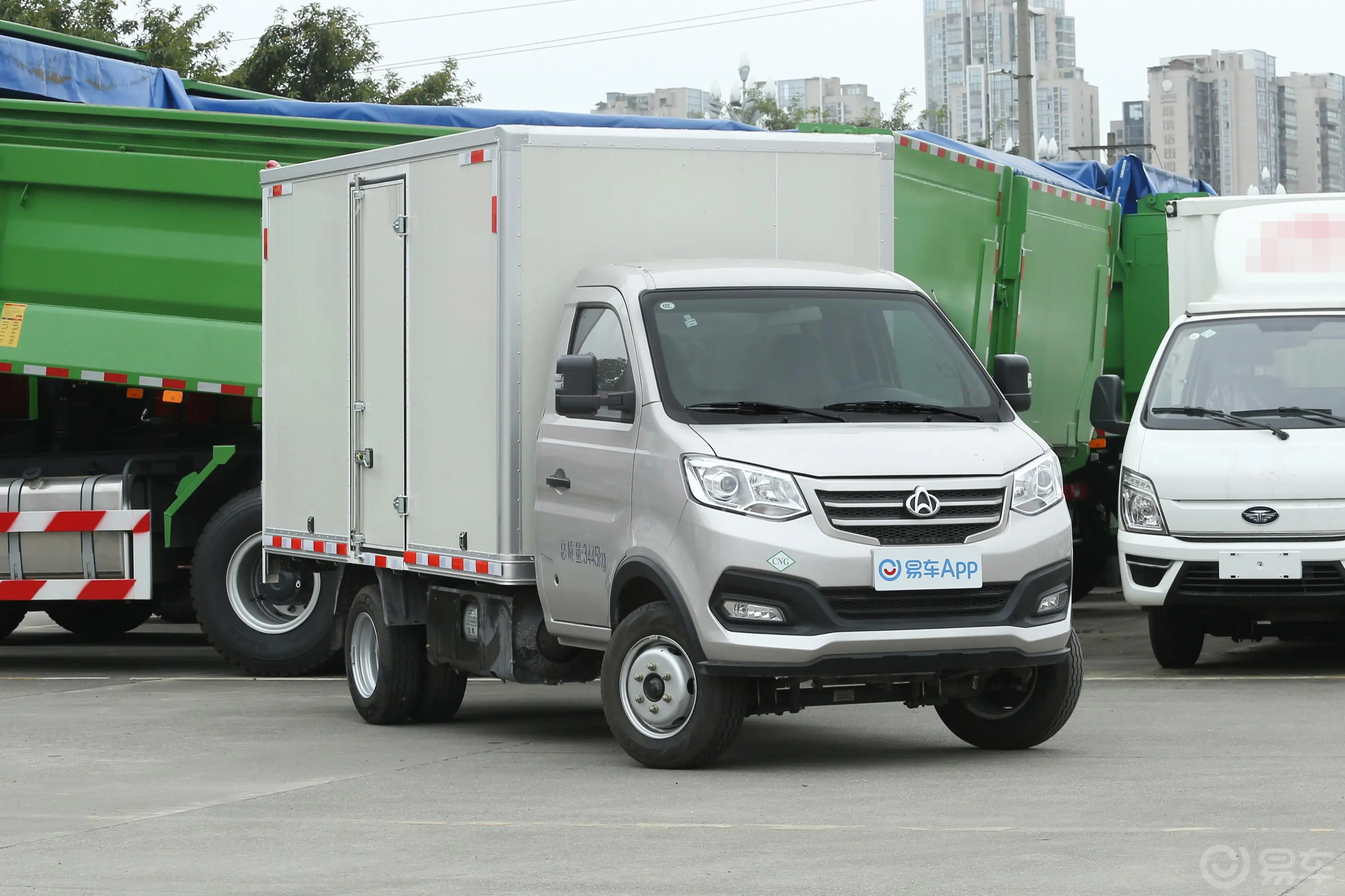 跨越王X3东安1.6L 105马力 3.285米厢式 单排 标准版 CNG 国Ⅵ侧前45度车头向右水平