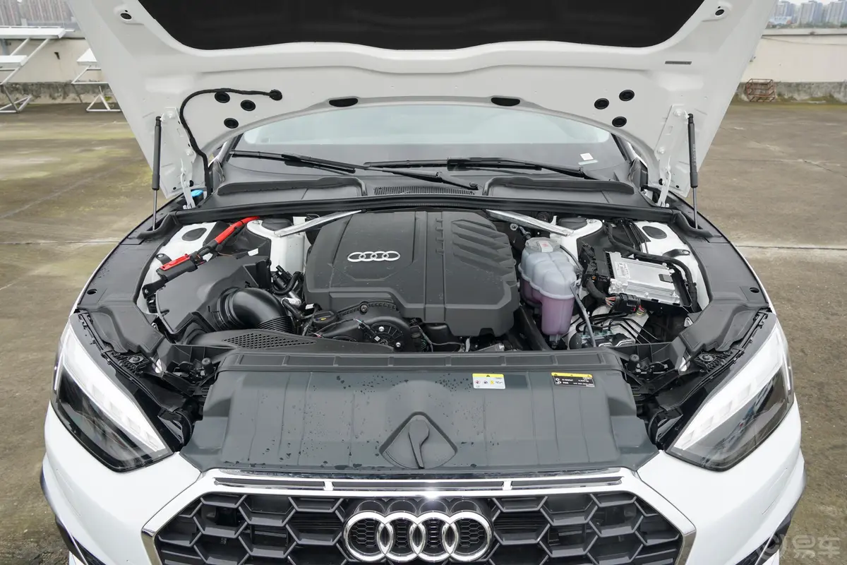 奥迪A5Coupe 40 TFSI 时尚动感型发动机舱整体