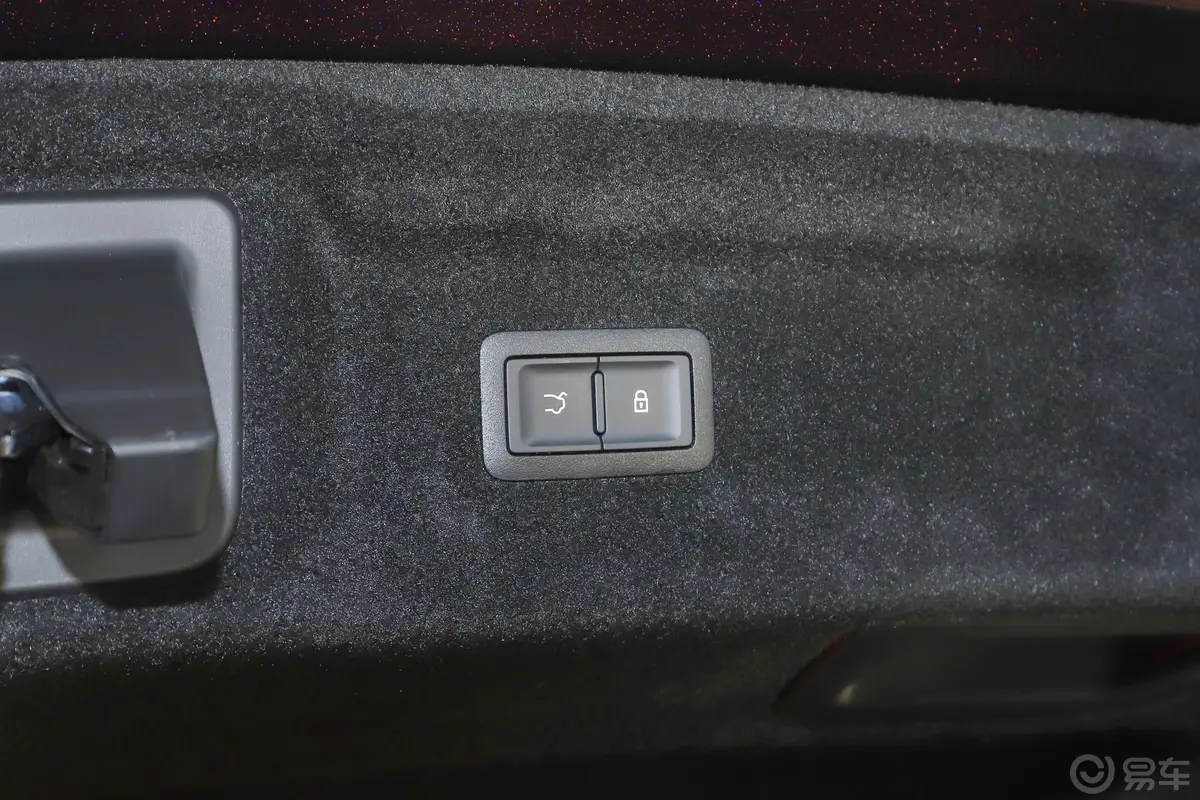 红旗H9改款 2.0T 智联旗畅版电动尾门按键（手动扶手）