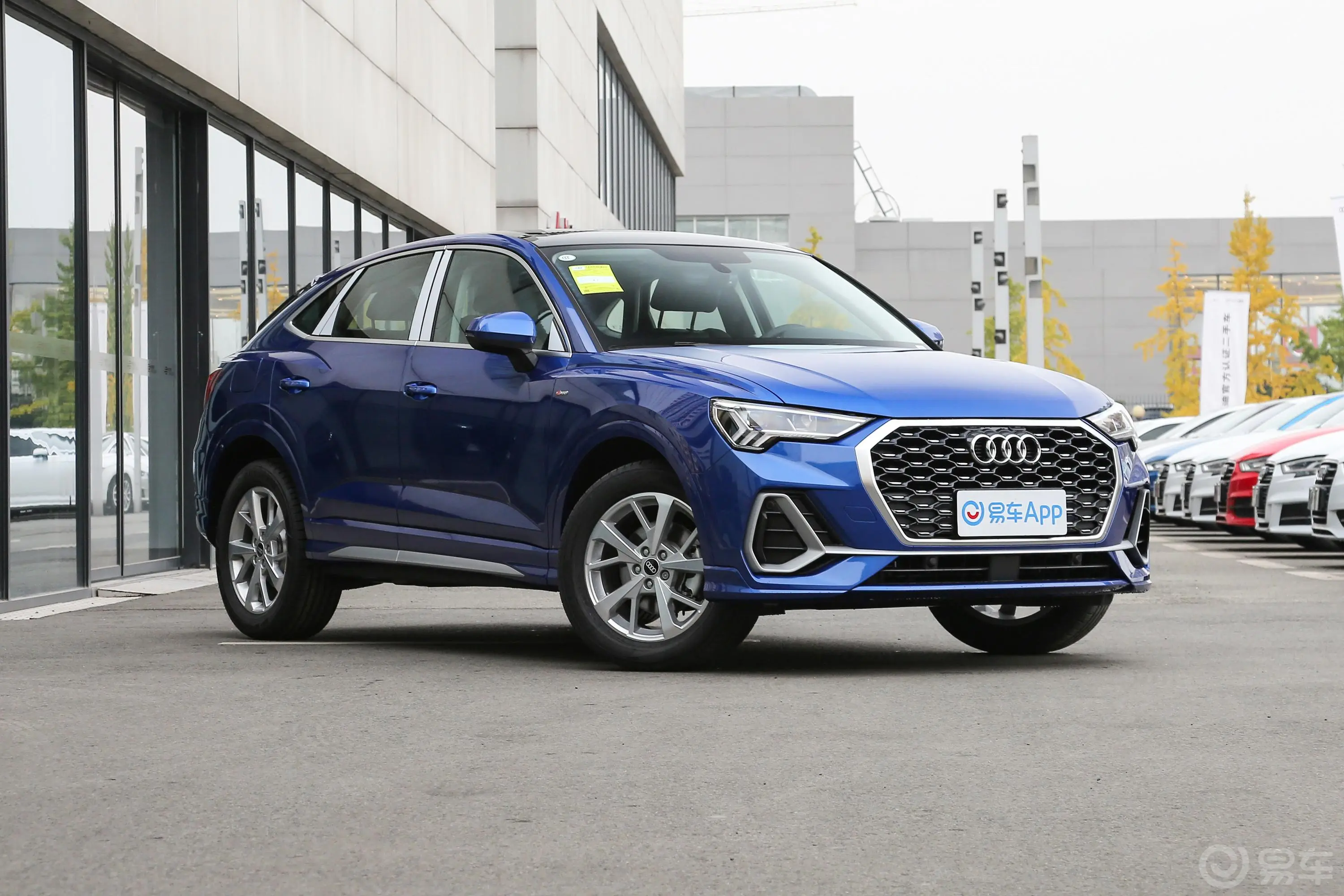 奥迪Q3 Sportback35 TFSI 进取型侧前45度车头向右水平