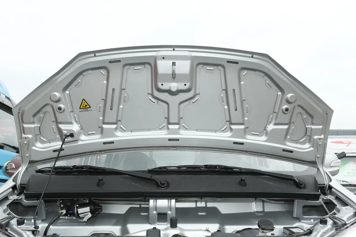 新豹T3标准版 东安1.6L 122马力 2.22米栏板 双排 汽油 国Ⅵ发动机舱盖内侧