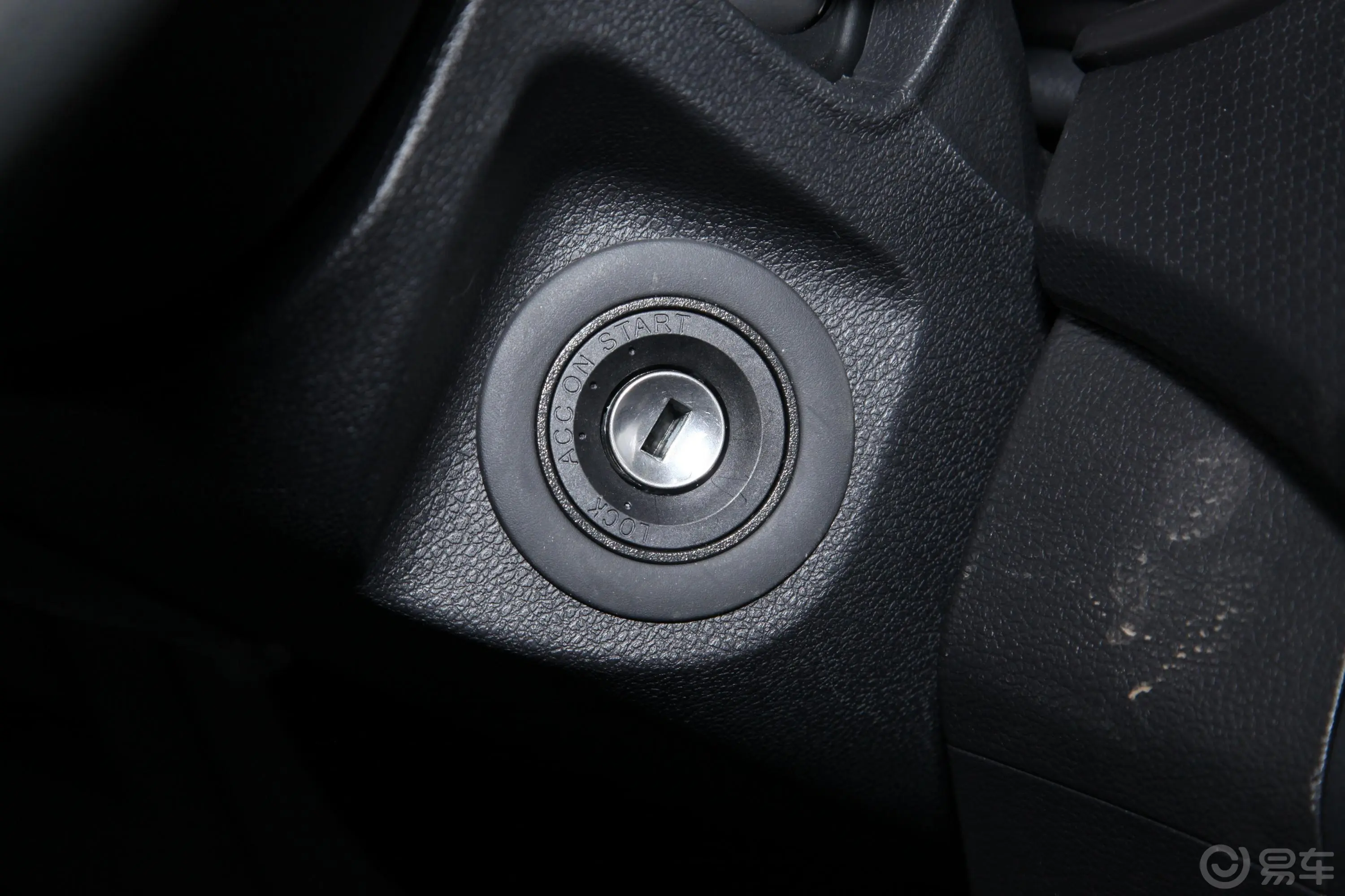 大通T70改款 2.0T 手动两驱长箱高底盘进取版 柴油钥匙孔或一键启动按键