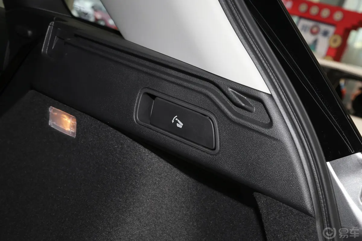 英菲尼迪QX502.0T 两驱时尚版后备箱内座椅放倒按钮