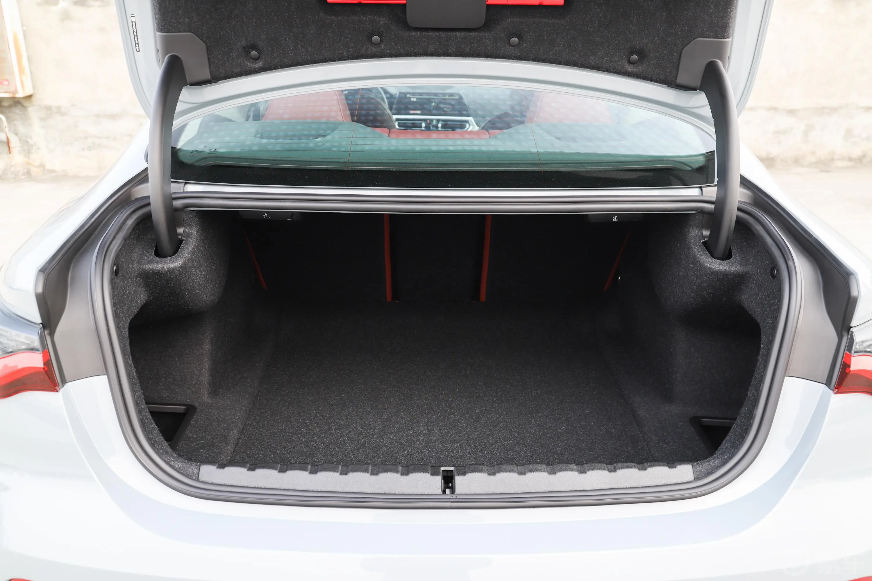 宝马4系双门轿跑车 425i M运动套装后备厢空间特写