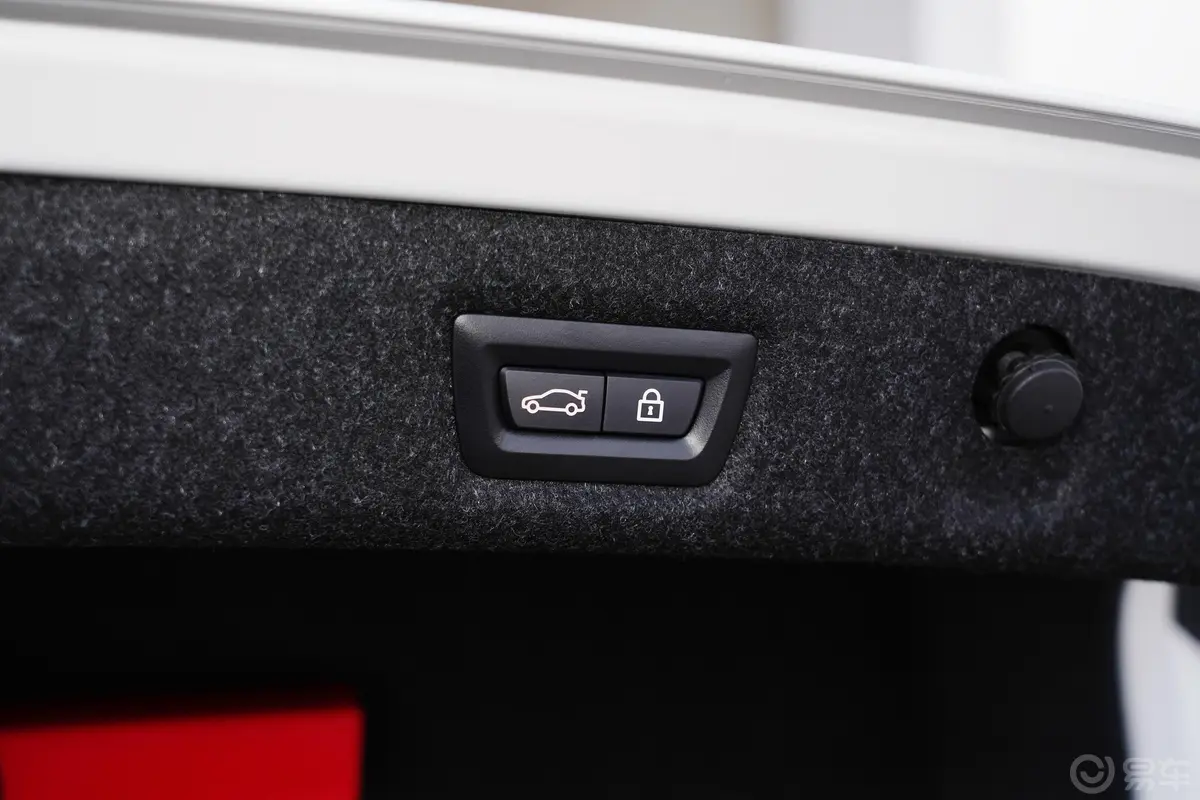 宝马5系改款 530Li xDrive 豪华套装电动尾门按键（手动扶手）