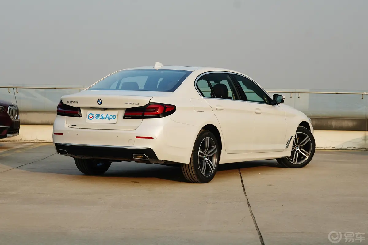 宝马5系改款 530Li xDrive 豪华套装侧后45度车头向右水平