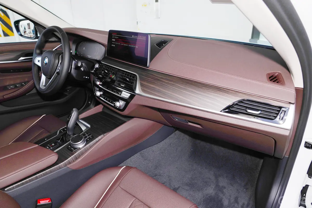 宝马5系改款 530Li xDrive 豪华套装内饰全景副驾驶员方向