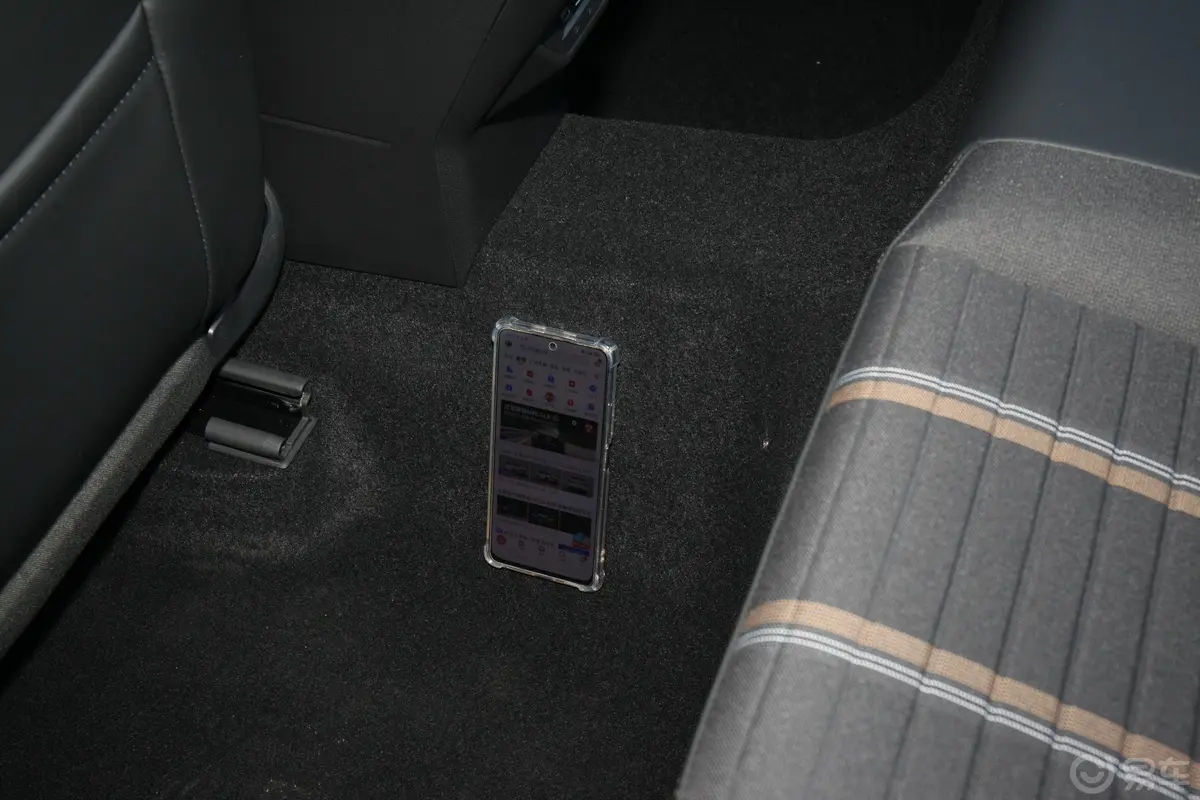 朗逸1.5L 手动舒适版后排地板中间位置