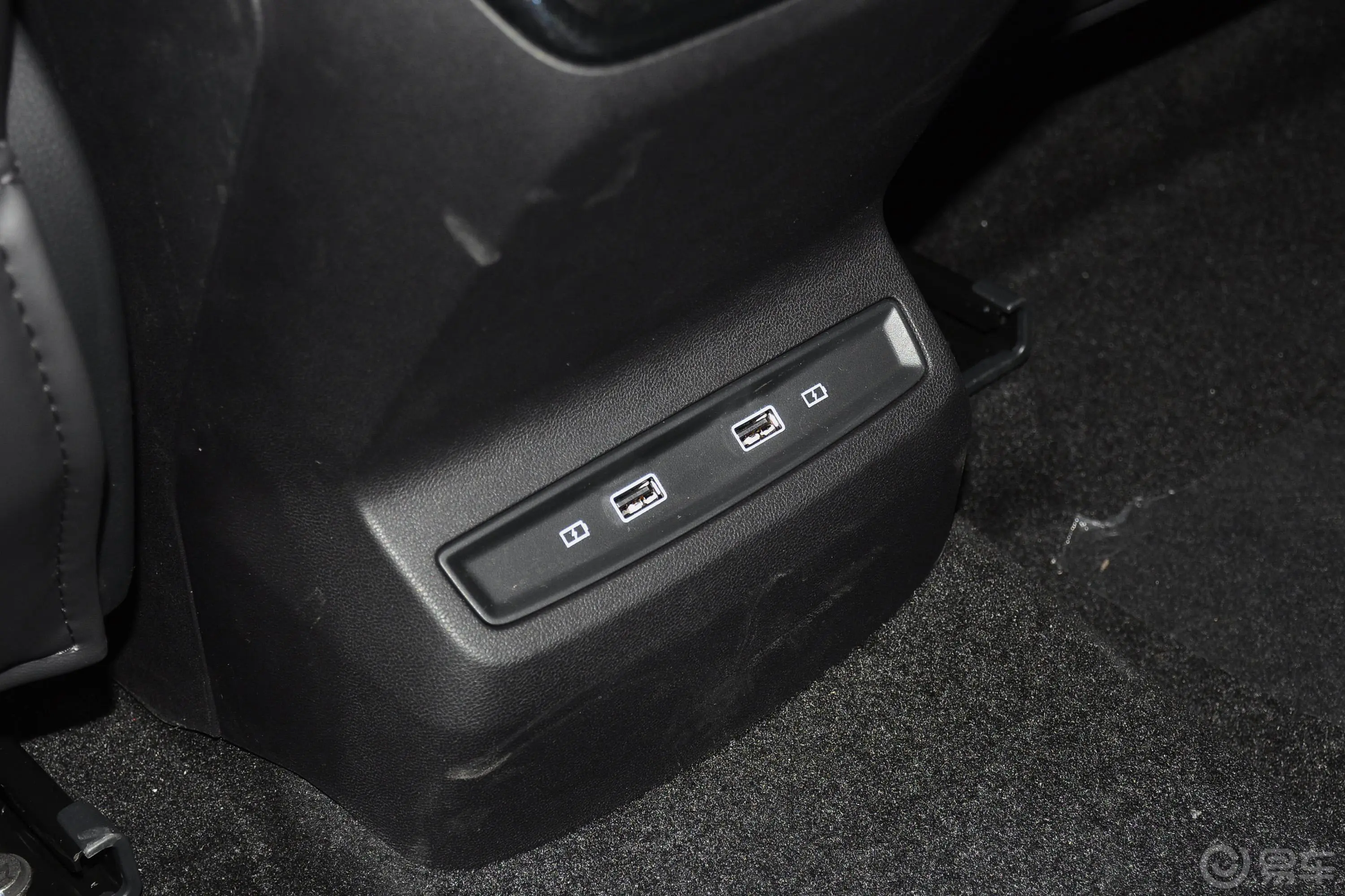 荣威RX5 MAX1.5T 有为尊贵版后排充电口