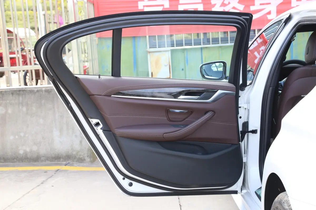 宝马5系改款 525Li M运动套装驾驶员侧后车门