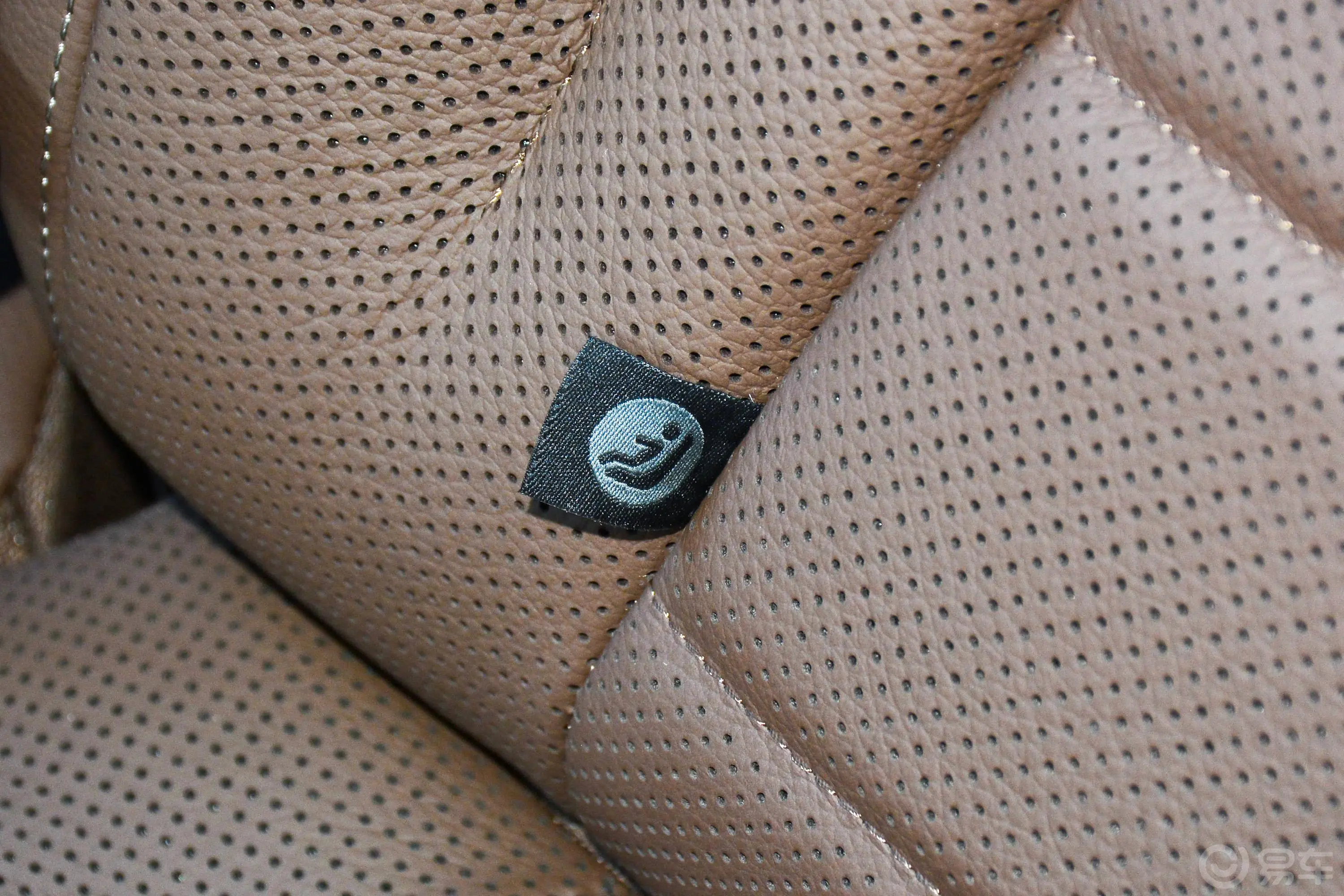 奔驰E级E 300 L 运动尊贵型儿童座椅接口