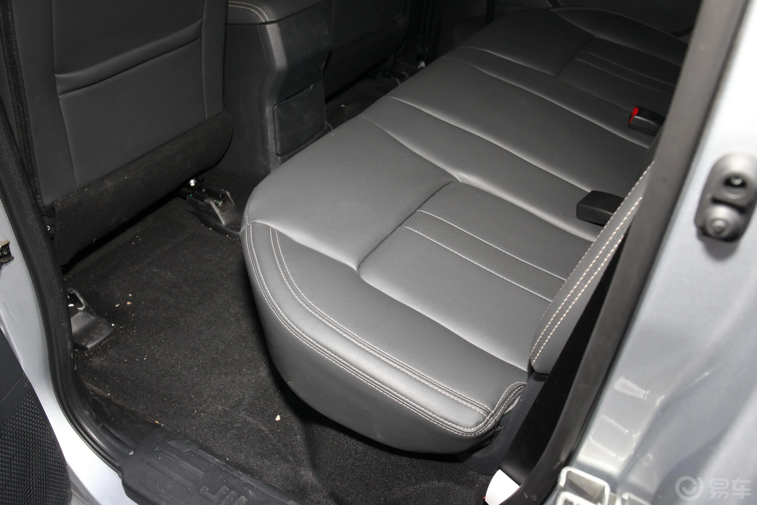 瑞迈2.8T 两驱标轴舒享版 柴油后排空间