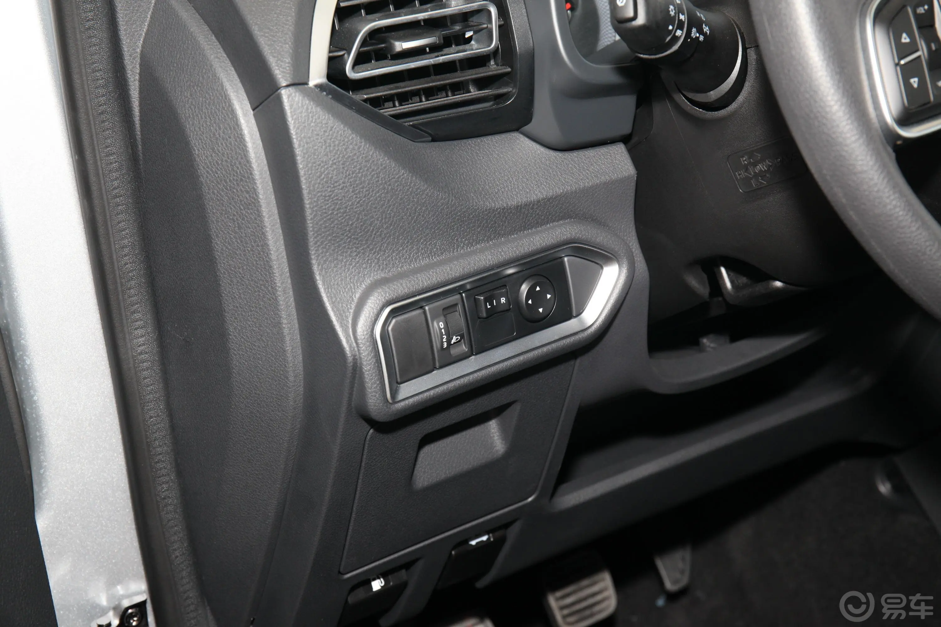瑞迈2.4T 两驱长轴舒适版 汽油灯光控制区
