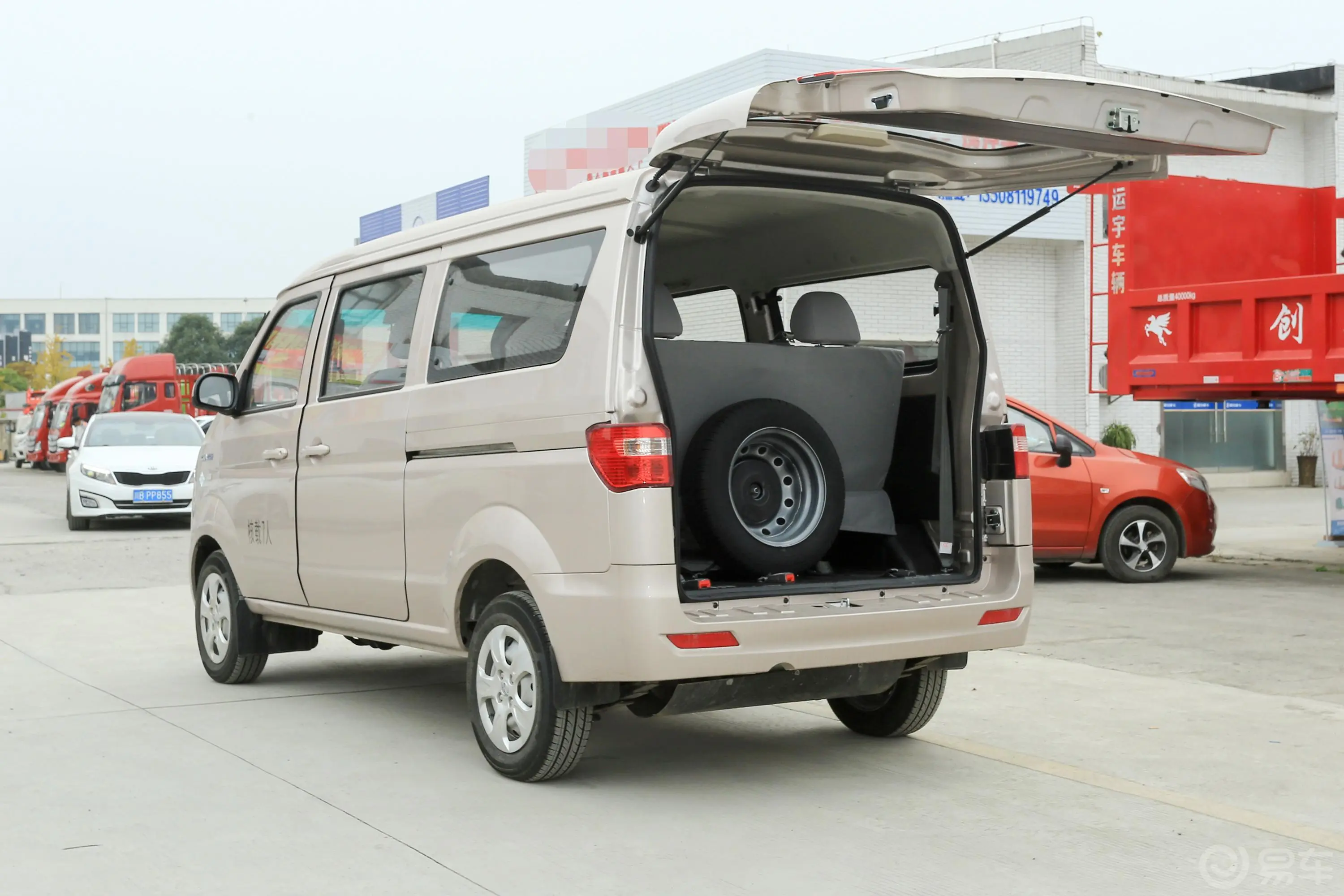 鑫源小海狮X301.5L 手动 舒适型中央空调版 7座 CNG后备厢开启45度侧拍