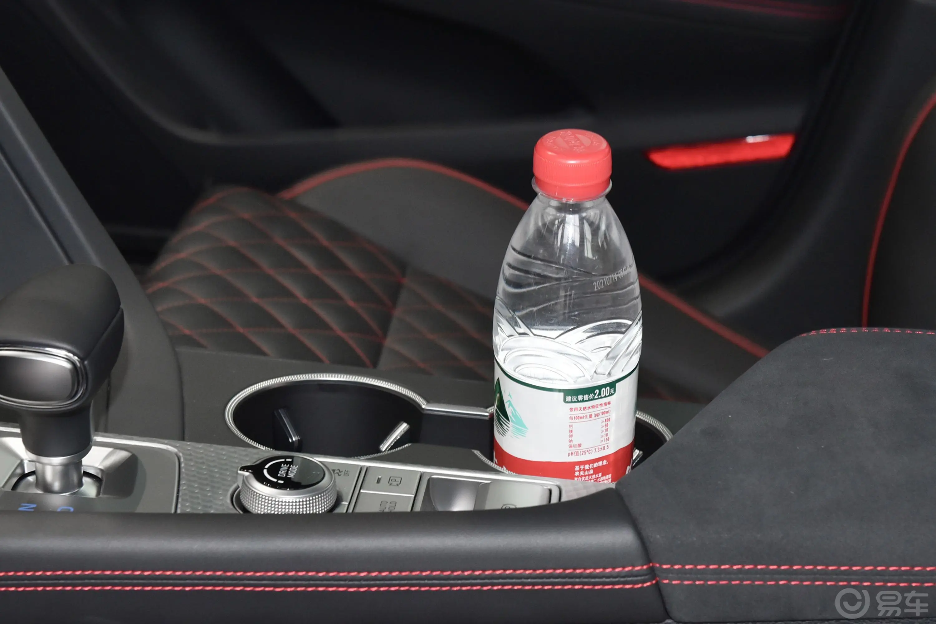 捷尼赛思G702.0T 四驱 Edition 1 限定版前排杯架