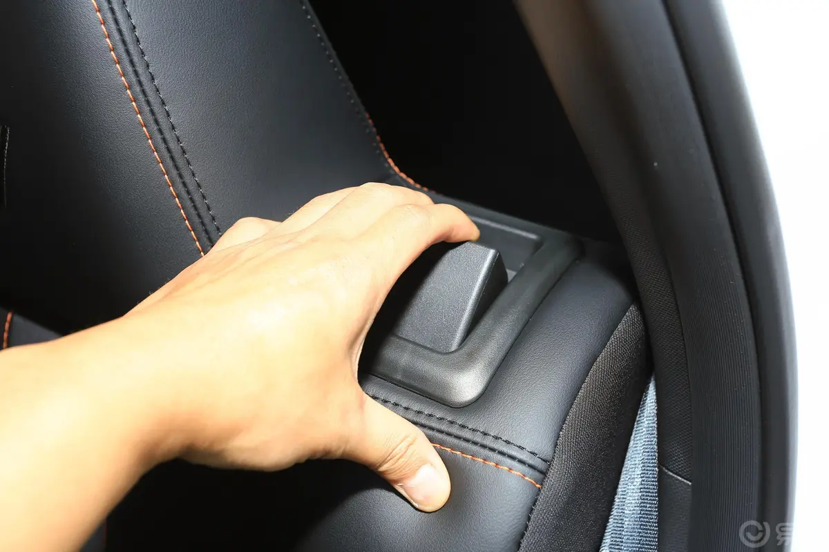 长安欧尚X5运动版 1.5T 双离合飓风音速型后备箱内座椅放倒按钮