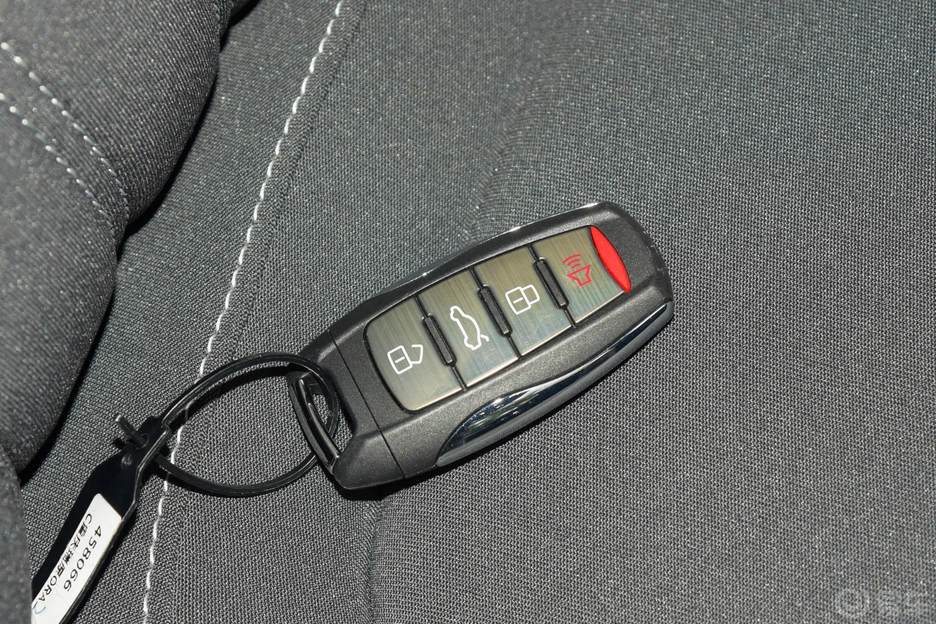 欧拉白猫升级版 305km 豪华型 三元锂钥匙正面